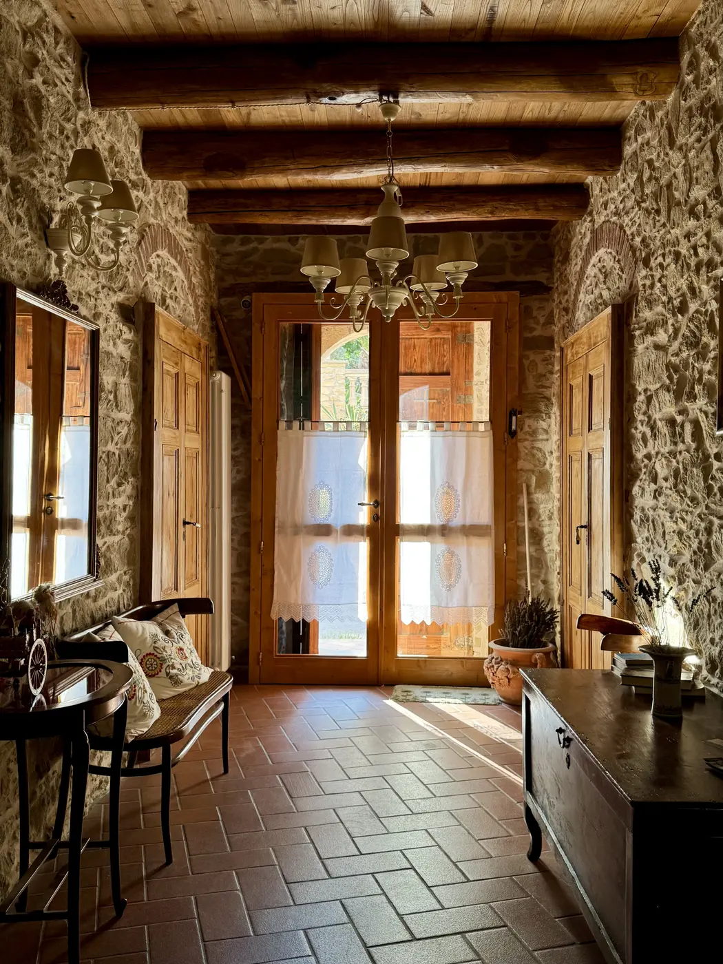 Interno in pietra e travi in legno dell'Antico Casale